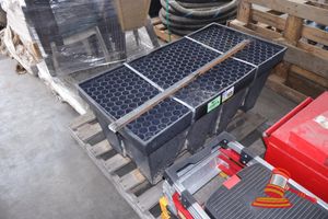 109 · SPILL CREW AUSTRALIA SPILL CONTAINMENT BUND, MODEL: DB2G, POLYETHYLENE / POLYPROPYLENE, SUMP CAPACITY: 266 LITRES, MAX UDL: 1100 KG, APPROX 1250 X 500 X H500MM. ON PALLET. (P16)