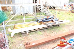 26 · 4 X STEEL POSTS WITH BASES (100 X 100MM X APPROX 3200MM), 2 X STEEL PIPE SECTIONS WITH JOINER PLATE (DIAM 100XX X APPROX 3600MM) AND 1 X PALLET OF ASSORTED STEEL OFFCUTS.