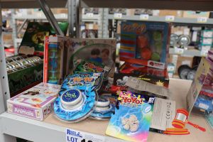 101 · BUNDLE OF TOYS INCLUDING: YO-YOS, FLASH CARDS, CRANKITY, GAME SUPER ETC, ALL UNOPENED