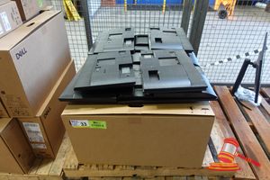 33 · PALLET OF APPROX 30 X COMPUTER MONITORS (INCLUDING SAMSUNG 24 INCH LCD, NO STANDS), ALL ITEMS UNTESTED (SOME MARKS / NO CABLES)