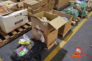 Assorted Items, Approx 1 X Box, Includes: Hydraulic Filter Elements, Coolant Filters, And Other Filters Of Various Sizes And Attachments (Poss Unused, Boxed)On A Pallet (S44#4973500246, Dr# 1318)