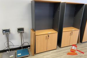 192 · WOODGRAIN LOOK SHELVING UNIT WITH 2 DOOR CUPBOARD. APPROX 900 X 450 X 1800MM