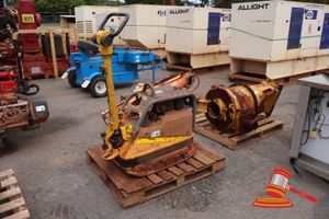 1 X WACKER NEUSON VIBRATORY PLATE COMPACTOR, MODEL: DPU4045, 2 HOURS AS SHOWN ON METER, (SOME MARKS), APPROX; 840MM L X 550MM W X 1.3M H, UNTESTED, ON A PALLET (ASSET NO;COM-7)