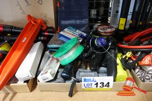 TRAY OF ASSORTED FISHING TACKLE INCLUDING LINES, LURES, HOOKS AND REELS. INCLUDES 5 X DIVING WEIGHTS