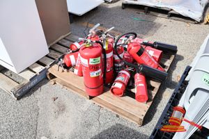 100 · APPROX 12 X FIRE EXTINGUISHERS, MIXED BRANDS AND SIZES, INCLUDES DRY POWDER AND CO2 TYPES . SOME WITH CURRENT MAINTENANCE TAGS (UNTESTED)