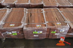 96 · PACK OF JARRAH DECKING 86 x 19 x 900mm, FEATURE, 108 LM, PACK# 320028687, TRANSPORT DIMS - L 900 x H 450 x W 500.