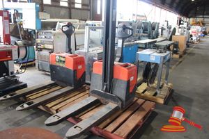 10 · BT ELECTRIC PALLET JACK, MODEL: HWE100, NO: 6100392/2009, RATED CAPACITY 1000 KG. (UNTESTED - CONDITION UNKNOWN)