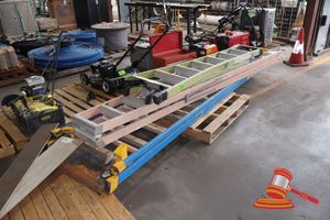 157 · 3 X METAL LADDERS OF ASSORTED DIMENSIONS, SMALLEST APPROX; 2.3M H X 390MM W, UNKNOWN CAPACITY, SOME MARKS, ON A PALLET