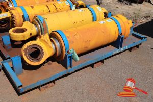 25 · 1 X KOMATSU 930E-5 OEM HOIST CYLINDERS, MATERIAL #: EM8376RM