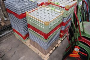 9 · 4 X COMMERCIAL DISHWASHER RACKS WITH APPROX 100 X BEER GLASSES, USED
