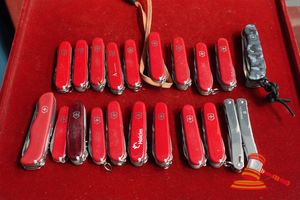 34 · 20 X ASSORTED SWISS/VICTORNOX POCKETKNIVES