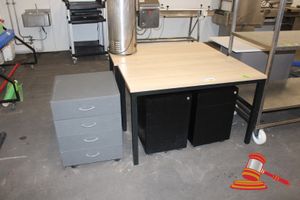 124 · 2 X WOODGRAIN LOOK LAMINATED TABLES. APPROX 1200 X 600 X H730MM, 2 METAL 2 DRAWER MOBILE PEDESTAL CABINETS (BLACK) APPROX 400 X 500 X H600MM (1 X CABINET LOCKED), 1 X 4 DRAWER GREY LAMINATED CUPBOARD (DAMAGED). APPROX 510 X 510 X H660MM