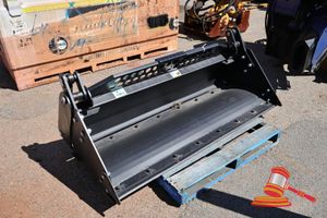 38 · 72'' SKID STEER 4 IN 1 BUCKET (SSQA/UNIVERSAL QUICK ATTACHED)