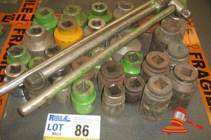 86 · QTY OF ASSORTED 3/4 DRIVE SOCKETS AND BREAKER BARS