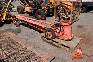44 · 1 X HYDRAULIC JACK, CAPACITY UNKNOWN, (HEAVY RUST / PAINT LOSS), APPROX; 3.1M L X 580MM X 470MM H, ON A PALLET
