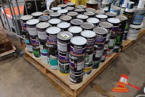 69 · PALLET OF VARIOUS DAMAGED AND LEAKING PAINT TINS, DULUX, TAUBMAN, VARIOUS COLOURS (SOME MARKS / SOME OPENED), 4L, ON A PALLET