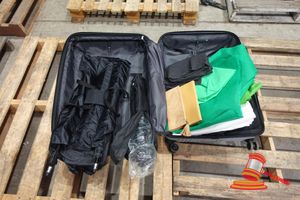 HARD SHELL SUITCAE GREEN SCREEN BUNDLE KIT, INCLUDES STANDS, TRIPOD STANDS, GREEN FABRIC