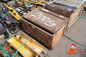 Approx 6 X Komatsu Genuine Parts, Includes: Em812 Shoulder Bolt, Ed7962 Bushing, Ty9293 Shim, Ed0569 Pivot Pin P60, Ty8820 Bushing, Suit Komatsu Equipment, In Crate On A Pallet