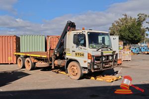 17 · 2007 Hino FM1J Series 2 Flat Bed Truck White, 6 x 4, Auto, Diesel Reg #: Unlicensed, ODO: 52,380 Kms Showing On Clock Eng #: J08CUK18266, VIN: JHDFM1JRPXXX10581 Features: Air Conditioning, Power Steering, Bullbar With Lights, Under Body Tool Box, Fire Extinguisher, Hiab XS, Model # 144 B-3 Hi Duo, Serial # 1440759. (Asset # ST04), (Disp# 05.17.2025-10:48:16), (*Key # 124, WP # 4761*) Condition: ** Rust Across Vehicle, Chipped Front Windscreen, Tray Showing Damage.** Panel: POOR, Paint: FAIR, Gla