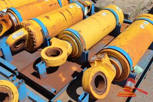 26 · 1 X KOMATSU 930E-5 OEM HOIST CYLINDERS, MATERIAL #: EM8376RM