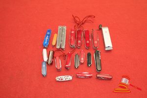 30 · 20 X ASSORTED SWISS AND VICTORINOX POCKET KNIVES