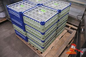 APPROX 100 X WHITE WINE GLASS, STEMMED, COMMERCIAL GRADE, IN 4 x DISHWASHER RACK