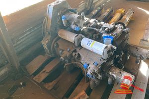 125 · MACHINE DRIVE UNIT TO SUIT SAE BELL HOUSING. INCLUDES 10 X HYDRAULIC PUMPS ON TRI BOX - TWIN DISC AM345/ 4 x DANFOSS H1P130/ CLOSED GEAR PUMPS AND 6 x OPEN GEAR PUMPS