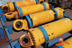 35 · 1 X KOMATSU 930E-5 OEM HOIST CYLINDERS, MATERIAL #: EM8376RM 32464 HRS