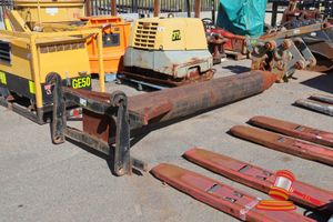 29 · ROPSWEST PIPE LIFTER FORK ATTACHMENT, 2500 KG, SN:J3612 (USED, HEAVY RUST AND SURFACE CORROSION)