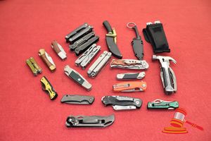 36 · 20 X ASSORTED MULTIPURPOSE TOOLS AND POCKET KNIVES