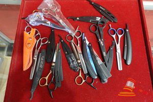 APPROX 12 X HAIRDRESSING SCISSORS, RAZORS AND ACCESSORIES VARIOUS STYLES ( SOME MARKS)