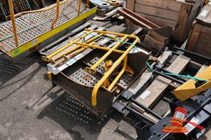 2 X Hitachi Ex1200-6 Fender And Handrails, 1 X Hitachi Ex1200-6 Step, 1 X Hitachi Ex1200-6 Mirror, Some Marks/Rust, On A Pallet