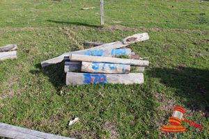 370 · BUNDLE OF 8 X JARRAH FENCE POST LOGS, 0.9M LONG, 150mm DIAMETER
