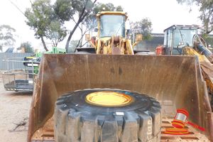 1999 KOMATSU WA500-3 WHEEL LOADER SERIAL#50710, AUTO GREASER, FIRE EXTINGUISHER, ISOLATOR, SPARE TYRE & RIM, TWO WAY, BEACON, BOLT ON CUTTING EDGE (*NOTE - CAUTION LIGHT ON DASH ILLUMINATED, DEEP CUTS POS 2 AND POS 4 TYRES, RUST PITTING IN NOSE CONE, SERVICE MANUAL AND SPARE LIFT CYLINDER AVAILABLE*) LOCATION ROSS'S AUCTIONEERS & VALUERS, KALGOORLIE YARD 64 GREAT EASTERN HIGHWAY, KALGOORLIE, WA INSPECTION & COLLECTION BY APPOINTMENT ONLY