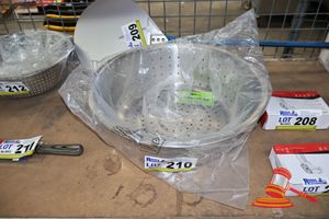 210 · S/S CHINESE COLLANDER 38CM