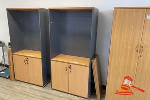 193 · WOODGRAIN LOOK SHELVING UNIT WITH 2 DOOR CUPBOARD. APPROX 900 X 450 X 1800MM