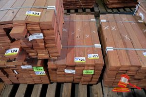 123 · PACK OF JARRAH DECKING FEATURE, 108 LM, 086 x 019, 9.82M2 WITH 9.5mm GAP (PACK NO: 320026170) TRANSPORT DIMS PACK SIZE L900 x W520 x H450