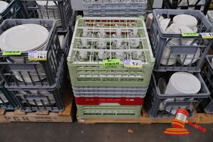 122 · APPROX 65 X WINE GLASSES, BEER GLASSES , COMMERCIAL GRADE, IN 3 X DISHWASHER RACK