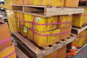 24 X Liner 400x400x250 Sqr Topdeck Beam, L 120 X W 120 X H 70 (Cm) Yellow Polyurethane, Stacked On Pallet (Some Marks), (B2572517)