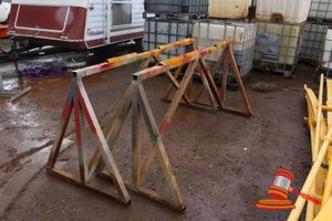 93 · 2 X LIGHTWEIGHT METAL STANDS. APPROX 2200 X H1050MM