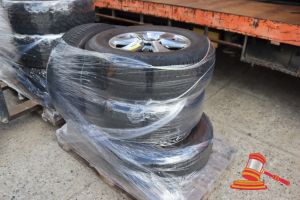 444 · SET OF 3x TOYOTA ALLOY RIMS WITH BRIDGESTONE DUELER TYRES, 265/65R18 114V