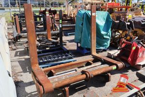 52 · 1 X HYDRAULIC SIDE SHIFT ATTACHMENT, FORKLIFT TYNES, (HEAVY RUST, WORN CONDITION)