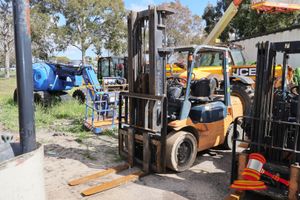 11 · TOYOTA 3 TON GAS FORKLIFT, MODEL 02-7FG30 PNEUMATIC TYRES (UNTESTED)