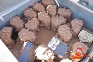 APPROX 18 X KNORR NEW YORK AIR BRAKE COMPANY VALVES, TYPE DB20, P/N 779049, SUIT LOCOMOTIVES, DUST AND SURFACE CORROSION PRESENT, IN METAL CRATE
