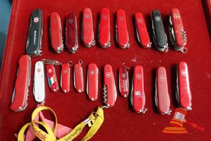 35 · 20 X ASSORTED SWISS/VICTORNOX POCKETKNIVES