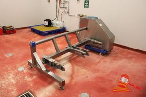 56 · NITROTECH STAINLESS STEEL PNEUMATIC DUAL BIN LIFTER (TO SUIT STAINLESS STEEL 250KG MOBILE MEAT BINS). APPROX 2730 X 1100 X 1010MM. NOTE: REMOVED FROM SERVICE 24TH JULY 2026