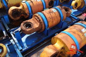 12 · 1 X KOMATSU 930E-5 OEM REAR SUSPENSION CYLINDERS, MATERIAL #: EM8844RM