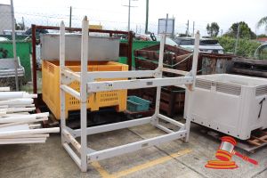 326 · 2x METAL STILLAGES