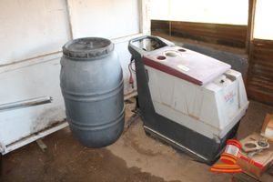 POWER BOSS H640 FLOOR SWEEPER/SCRUBBER. BATTERIES FLAT. CAN BE CHARGED WITH CAR CHARGER. UNTESTED - REPORTED TO BE IN WORKING CONDITION AND1 X PLASTIC DRUM. APPROX DIAM 600MM X H1100MM