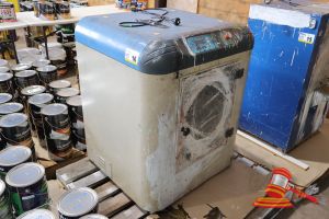16 · 1 X PAINT MIXER, AC 220V, APPROX L900 X W730 X H1020, UNTESTED (SOME MARKS/PAINT RESIDUE), ON A PALLET